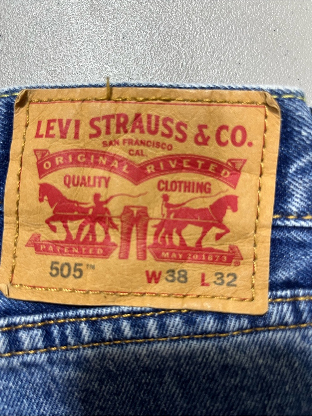 Levi Strauss Relaxed Fit Men's Jeans in Medium Blue Denim - Picture 4 of 4